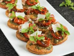 Decouvrez La Recette Bouchees Au Parmesan Pesto Tomates Confites Et Jambon Sur Cuisineactuelle Fr Alimentation Recette Jambon De Bayonne