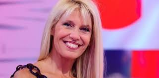 Una volta arrivata in studio analizza la sua eliminazione ma soprattutto spiega perché voleva scappare appena saputo l'esito del televoto: Chi E Maria Teresa Ruta Tutto Sulla Conduttrice Italiana Donne Magazine