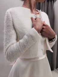 Elegant And Stylish Warm Knitted Jacket For Bride This Bridal Coat Is Made In A Classical Style Using Perfect Knitted Wool Decorated Wit Hochzeit Jacke Hochzeit Mantel Und Brautjacke