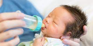 Awalnya, anda sebaiknya memberikan susu formula pada bayi mengikuti keinginan bayi, setiap kali ia lapar. Susu Formula Untuk Bayi Perhatikan Hal Berikut Ini