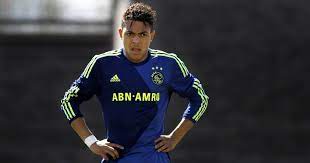 Knappe moeder trekt haar jurkje uit, maakt foto van haar achterste e. Lat Bij Jong Psv Verder Omhoog Na Komst Donyell Malen Psv Ed Nl
