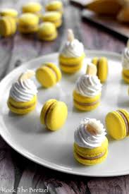 Macarons A La Banane Facon Cupcake Partenariat Kitchenaid Rock The Bretzel Recette Macaron Recette Macaron Dessert
