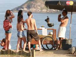 Gaby amarantos vê filho e família cantarem em show no 'tamanho família' tamanho família. Em Uma Carrocinha E Ao Lado Do Filho De Dez Anos Mario Gomes E O Novo Vendedor De Hamburguer Em Praia Do Rio De Janeiro Estou Fazendo Uma Experiencia Heloisa Tolipan