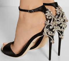 Se invece corri tra 2 e 6 giorni alla settimana a una velocità di 4 min / km superiore a 10 km. Breathtaking Dolce Gabbana Sandals With Crystal Encrusted Filigree Back Stiletto Heels Heels Dress Shoes Womens