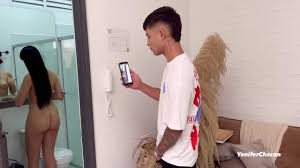Peguei minha prima me espionando