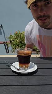 ☕️🍹🍋 Entrare in un bar di Fano significa incontrare la Moretta,  l'inebriante bevanda simbolo della città. Servita in un bicchiere liscio,  presenta tre strati distinti: il giallo dorato dei liquori, il ...