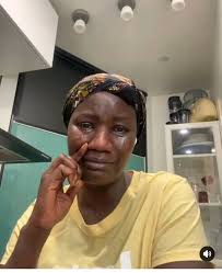 Sorteeeez hooo 😳😳 les jeune demoiselles d'aujourd'hui, voici une de nos  sœur en pl£ure , 😭 😭😭 , elle dit qu'elle avait rencontrer un Blanc sur  internet , tout allait bien entre