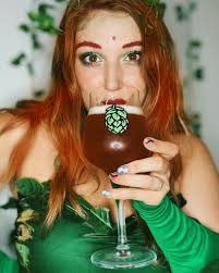 𝒟𝑜𝓃'𝓉 𝒻*𝒸𝓀 𝓌𝒾𝓉𝒽 𝑀𝑜𝓉𝒽𝑒𝓇 𝒩𝒶𝓉𝓊𝓇𝑒 Or she'll leave you  shaking like a leaf 🫨🌿 It's day 14 of #beerlovingoctober and Poison Ivy  has an unbe-leaf-able brew you'll be itching for from @necromancerbrewing:
