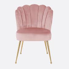 Der hintergrund ist ein weiches rosa. Stuhl Lara In Pink Velvet Gold Idora Home