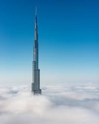 السحاب يغط4 ي برج خليفة The Clouds Cover Burj Khalifa Uae Uaevoice Burjkhalifa Burj Khalifa House Design Landmarks
