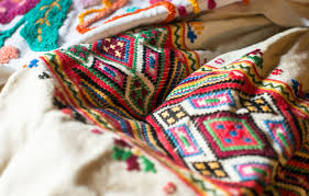 Пользователи заметили, что на фото зеленский одет. Vsemirnyj Den Vyshivanki Zelenskij Podaril Trampu Tradicionnuyu Ukrainskuyu Sorochku Forumdaily