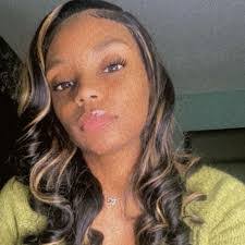 Robyn Wallace's Instagram, Twitter & Facebook