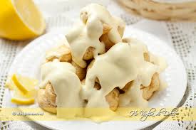 Bignè ripieni di crema chantilly e ricoperti di mascarpone, crema pasticcera e panna montata. Profiteroles Al Limone