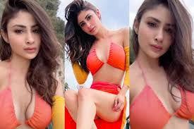 HOT! Mouni Roy Flaunts Cleavage Wearing Sizzling Bikini in Italy, Sexy Video  Goes Viral; Watch - News18
