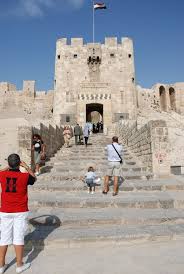 1183 yılında halep'in kalesi, suriye'deki haçlıların atılmasını ve bölgedeki arap yönetimini restore etmeyi başaran ünlü saladin'e geçti. Halep Kalesi Citadel Of Aleppo Citadel Aleppo Louvre