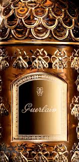 Le flacon « abeilles », qui a su évoluer tout en conservant le même esprit depuis l'époque de l'impératrice eugénie est devenu l'un des flacons emblématiques de guerlain. Le Flacon Aux Abeilles Guerlain 160eme Anniversaire Bouteille De Parfum Flacons De Parfum Flacons
