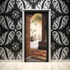 Decoration Orientale Reussie Avec Ce Trompe L Oeil De Porte Representant Une Vue Sur Un Petit Jardin D Interi Deco Orientale Deco Stickers Decoration Orientale