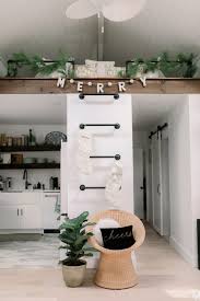 Minimalist decorating on a budget can be achieved with ease — here's proof. Minimalist And Modern Holiday Home Decoration Ideas