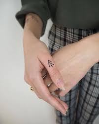 Minimal Tattoos Minimalisttattoos Kucuk Bilek Dovmeleri Dovme Fikirleri Sevgili Dovme