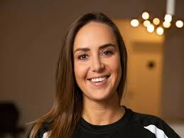 Hey:) Ich bin Lisa Spengler und seit März Teil des Teams👋 Nachdem ich im  Juni 2023 mein Staatsexamen abgeschlossen habe, habe ich parallel zur  Bachelorarbeit im Krankenhaus gearbeitet. Seit Januar diesen Jahres