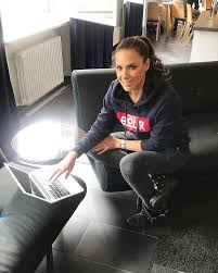 Esther sedlaczek wird ab sommer 2021 neue moderatorin der sportschau im ersten. Esther Sedlaczek Photos Facebook