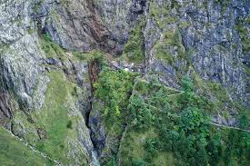 Aus richtung münchen kommend, halten sie sich nach dem farchanter tunnel auf der rechten spur in den garmischer stadtteil. Hollentalklamm 1045 M Und Kreuzeckhaus 1652 M Von Grainau Hammersbach