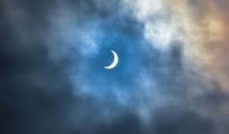 Hình tượng ánh trăng trong thơ ca Việt Nam – Tri ân liệt sĩ