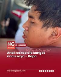 Bapa kepada kanak-kanak yang terkorban dalam kemalangan di Rompin semalam,  Chempaka Alara Azizi, 3, rebah selepas gagal menahan rasa sedih sejurus  jenazah anaknya dimasukkan ke dalam van jenazah di Hospital Tengku Ampuan