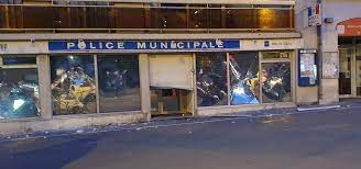 Elle représente à elle seule 18,8 % de la population de la france métropol. En Images Un Commissariat De Police Attaque A Clichy Apres La Manifestation Pour Adama Traore Actu Hauts De Seine