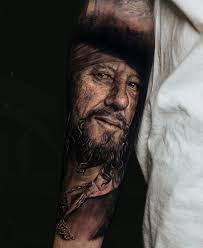 🏴‍☠️ HECTOR BARBOSA 🏴‍☠️ Tatuaje realista en blanco y negro del retrato  de Hector Barbosa de Piratas del Caribe que hice en @destroya.tattoo en  2021 Realistic black and grey portrait tattoo of
