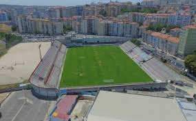 Clube de futebol estrela da amadora, sometimes just estrela, is a portuguese sports club (prominently football) based in amadora, northwest of lisbon. Estadio Do Estrela A Preco De Saldo Apos Ter Falido Ha 12 Anos Com Dividas De 37 Milhoes Desporto Jornal De Negocios