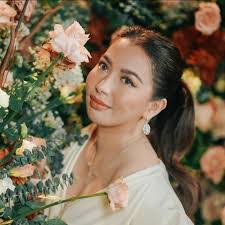 Ester Grant's Instagram, Twitter & Facebook