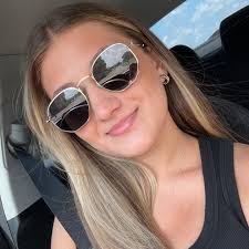 HEMVBYELIZABETH (@lizziemmiles)