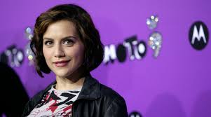 Brittany murphy's devil may care custom cut is completely fitting for her large brown eyes and pixie face. Tribute Page Brittany Murphy By Laura Tm
