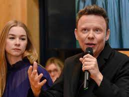 Alex collier claims to be a contactee with the et race known as the andromedans from the various interviews and work put out by alex collier describes the earth being under. Fans Is Iets Vreemd Opgevallen Bij Alex Callier Van Hooverphonic Die Zijn Hem Ook Al Beu Showbizz 24
