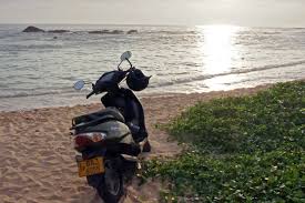 Im erdgeschoss ist eine garage und darüber befinden sich im ersten und warnung palmtree haus in induruwa. Mieten Sie Ein Motorrad Auf Sri Lanka