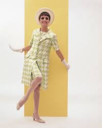 Bambola migliorati anni 60\70 serie simpatycon vestiti originali in buone condizioni,è marchiata dietro il collo. Vestiti Anni 60 I Capi Cult Da Rubare A Mamme E Nonne