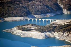 In the process, a hydroelectric generation station was created, irrigation and drinking water secured, and devastating flooding. Photo Aerienne De Lac De Serre Poncon Hautes Alpes 05 Lac De Serre Poncon Haute Alpes Lac