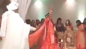 Social and lead image credit: Viral Video Dulha Dulhan Ka Swag Bride And Groom Start Dancing While Taking Pheras Watch Buzz News Zee News