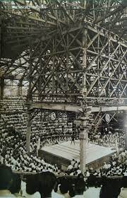 สนามมวยราชดำเน นย คเเรกๆ เร มสร างต งแต ก อนสงครามโลกคร งท สอง สร างเสร จในป พ ศ ๒๔๘๘ โดยในระยะแรกย งไม ม หล งคาคล ม เวลาฝนตกหน กจะต องหย ดการแข งข น ภาพเก า