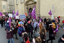 Posted on 05/03/2021 by fstreikbremen lasst uns gemeinsam singend und tanzend protestieren gegen patriarchat, kapitalismus, koloniale strukturen, sexismus, heteronormativität, homo und transphobie. Give Us A Break Wir Machen Mal Pause Am 8 Marz Findet Der Zweite Frauenstreik In Luxemburg Statt Tageblatt Lu Tageblatt Lu