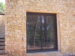 Stores Brises Soleil A Lame Orientable Stores Fenetre Sur Mesure A Marignane 13 Bardage Maison Maison En Pierre Store Fenetre