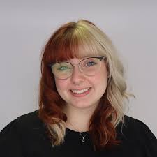 Give a warm welcome to Mikayla! 👋 Mikayla is a dedicated third-year  student, pursuing a major in journalism and promotional communication with  a minor in digital content production. This year marks her