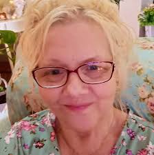 Short hairstyle with facial features concerns