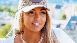 Cette année, la chanteuse la mieux payée au monde est une artiste pétillante et très girly. 22 Idees De Wejdene Jeune Chanteuse Chanteur Chanteurs Celebres