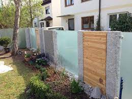 Sehr traditionell ist eine steinmauer mit einem holztor. Leinwand Aus Stein Holz Und Glas Sichtschutz Garten Holz Sichtschutz Garten Holz Und Stein