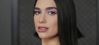 On march 16, 2021 the 63rd grammy awards was all about glitter and glamour as the celebrities put their best makeup look forward and stunned us. Dua Lipa En Los Grammy 2021 El Truco De Maquillaje Para Que Tus Sombras Brillen Como Las De Ella Moda Y Belleza Los40