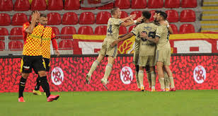 Fenerbahçe ile göztepe arasında ülker stadı'nda oynanacak maç saat 20.30'da başlayacak. Ozet Izle Goztepe 2 3 Fenerbahce Mac Ozeti Ve Golleri Izle Goztepe Fb Mac