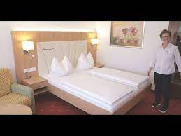 Weitere ideen zu bett dekor, kreative betten, bett ideen. Johannesbad Hotels Bettenmachen Wie Ein Profi Youtube