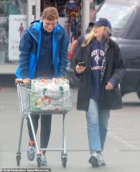 Comer takes her first leading lady role in a major hollywood production with this summer's free guy. Das Toten Von Eve Jodie Comer Halt Sie Es Lassig In Einen Hoodie Als Sie Aktien Auf Essentials Mit Bruder Aktuelle Boulevard Nachrichten Und Fotogalerien Zu Stars Sternchen
